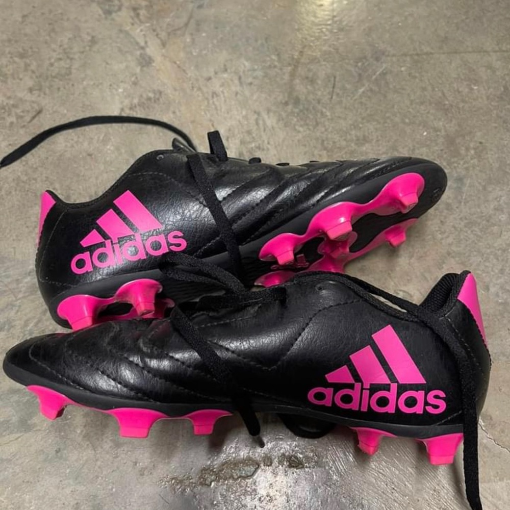 Like new !! Adidas soccer cleats girls 3.5. Worn maybe one time
